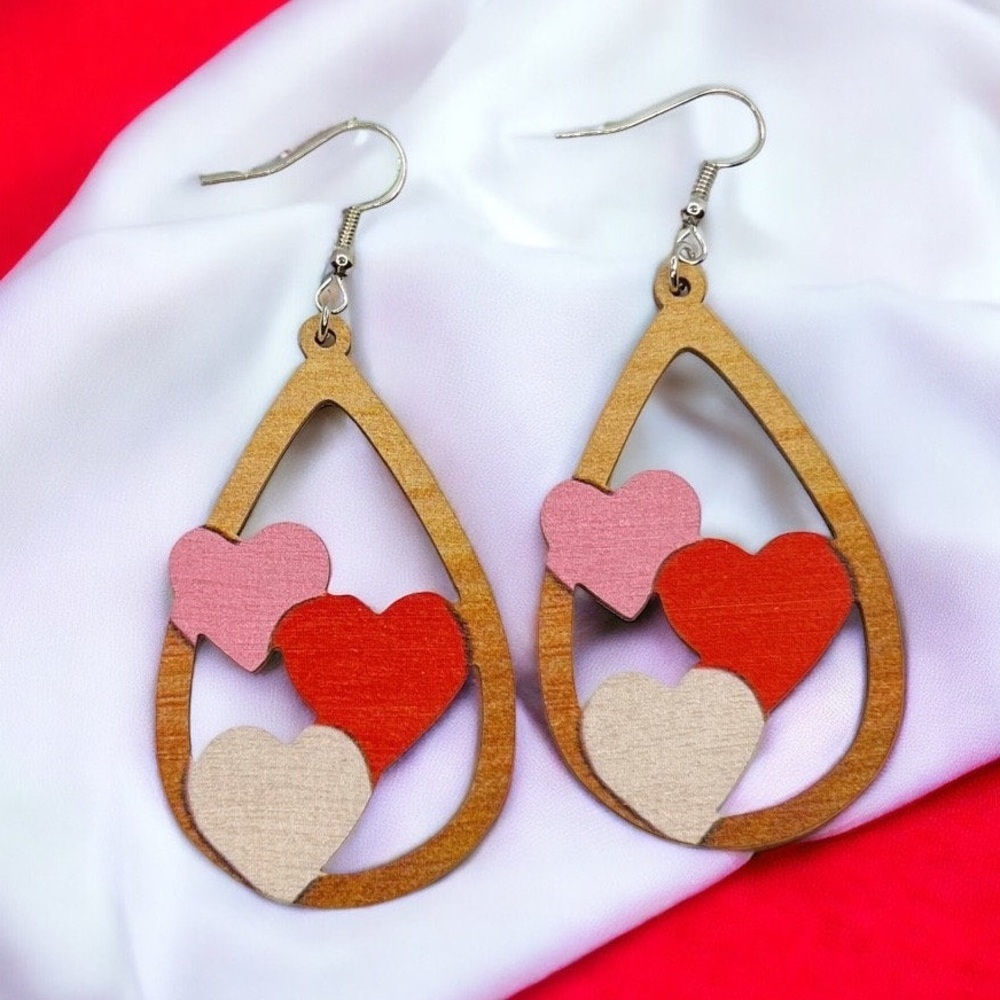 Love is in the Air: Heart Dangle Earrings for Your Valentine! 💖 NWT